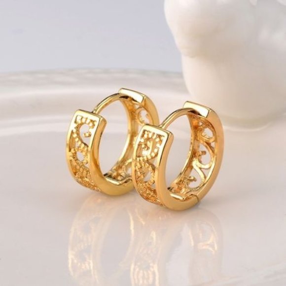 18K Yellow Gold Filled Carved Swirl Hoop Huggie Earrings 14mm Party Gift - Picture 1 of 4
